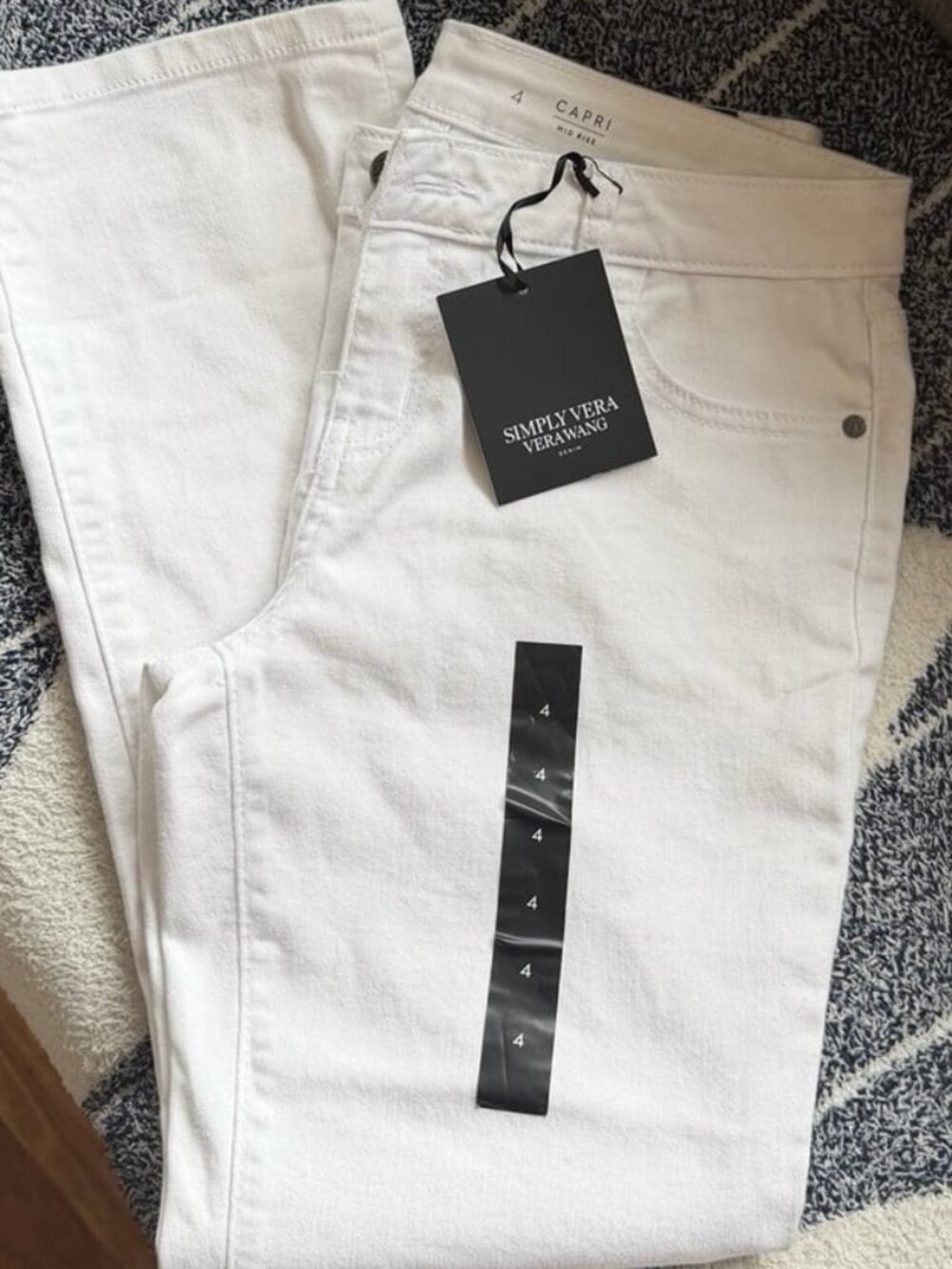 Simply Vera wang mid rise white capris. Size 4